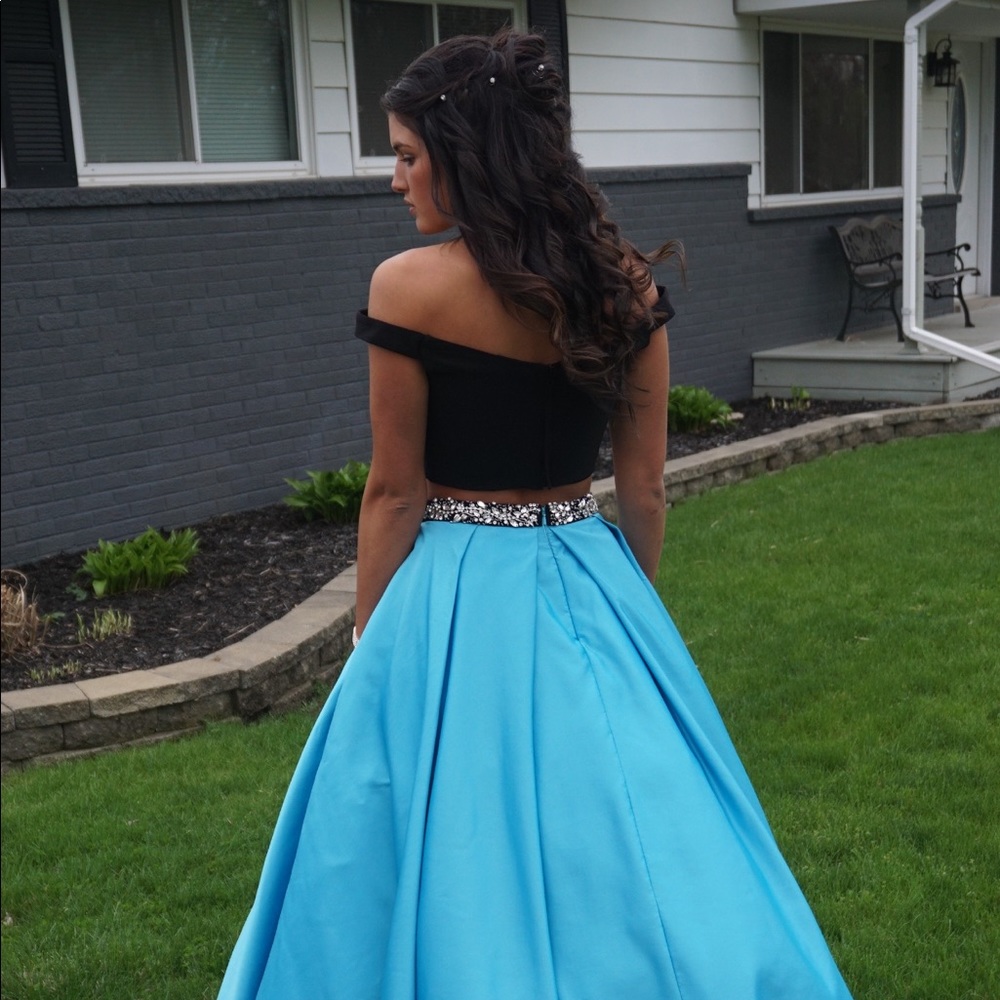 Selling my 2 piece prom dress